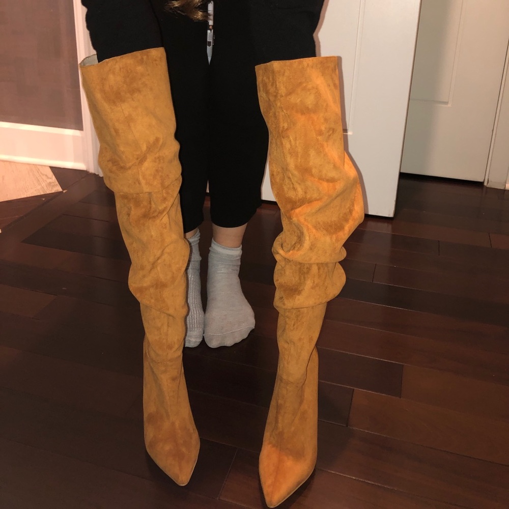 Camel suede boot